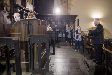 En tiempo de pandemia, en un ambiente recogido en la iglesia de San Agustín, en el Casco Antiguo, se renovó este jueves el Voto de las Cinco Llagas, el agradecimiento municipal por haber librado a la ciudad de la peste, en 1599, “cuando los pamploneses descubrieron lo frágiles y vulnerables que eran”.