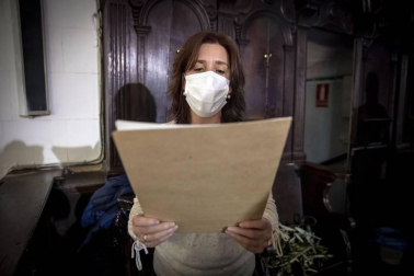 En tiempo de pandemia, en un ambiente recogido en la iglesia de San Agustín, en el Casco Antiguo, se renovó este jueves el Voto de las Cinco Llagas, el agradecimiento municipal por haber librado a la ciudad de la peste, en 1599, “cuando los pamploneses descubrieron lo frágiles y vulnerables que eran”.