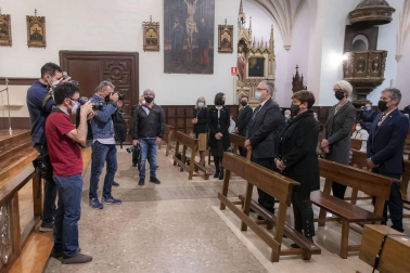 En tiempo de pandemia, en un ambiente recogido en la iglesia de San Agustín, en el Casco Antiguo, se renovó este jueves el Voto de las Cinco Llagas, el agradecimiento municipal por haber librado a la ciudad de la peste, en 1599, “cuando los pamploneses descubrieron lo frágiles y vulnerables que eran”.