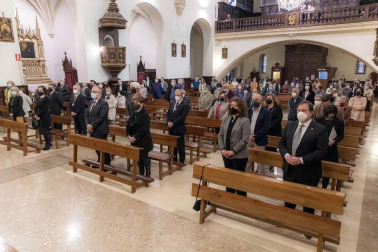 En tiempo de pandemia, en un ambiente recogido en la iglesia de San Agustín, en el Casco Antiguo, se renovó este jueves el Voto de las Cinco Llagas, el agradecimiento municipal por haber librado a la ciudad de la peste, en 1599, “cuando los pamploneses descubrieron lo frágiles y vulnerables que eran”.