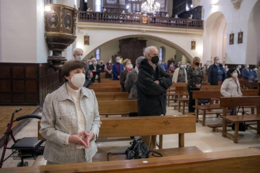 En tiempo de pandemia, en un ambiente recogido en la iglesia de San Agustín, en el Casco Antiguo, se renovó este jueves el Voto de las Cinco Llagas, el agradecimiento municipal por haber librado a la ciudad de la peste, en 1599, “cuando los pamploneses descubrieron lo frágiles y vulnerables que eran”.