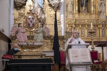En tiempo de pandemia, en un ambiente recogido en la iglesia de San Agustín, en el Casco Antiguo, se renovó este jueves el Voto de las Cinco Llagas, el agradecimiento municipal por haber librado a la ciudad de la peste, en 1599, “cuando los pamploneses descubrieron lo frágiles y vulnerables que eran”.