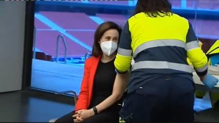 Vídeo: Margarita Robles recibe la vacuna contra la Covid-19 en el Wanda Metropolitano