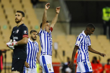 La Real Sociedad se proclamó campeona de la Copa del Rey de la pasada temporada, aplazada por la pandemia de coronavirus, al ganar por 0-1 al Athletic Club con un gol de penalti marcado por Mikel Oyarzábal.