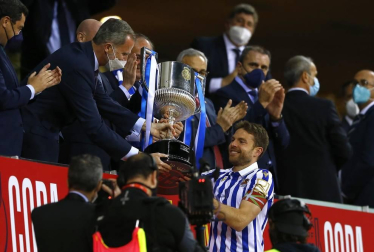 La Real Sociedad se proclamó campeona de la Copa del Rey de la pasada temporada, aplazada por la pandemia de coronavirus, al ganar por 0-1 al Athletic Club con un gol de penalti marcado por Mikel Oyarzábal.