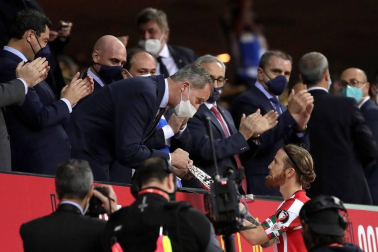La Real Sociedad se proclamó campeona de la Copa del Rey de la pasada temporada, aplazada por la pandemia de coronavirus, al ganar por 0-1 al Athletic Club con un gol de penalti marcado por Mikel Oyarzábal.