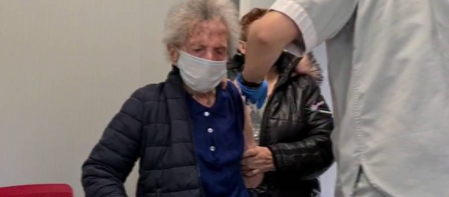 La abuela de Navarra recibe la primera dosis de la vacuna