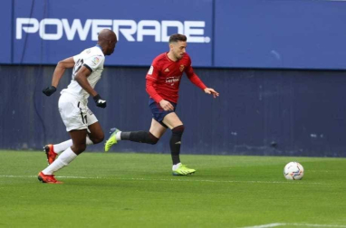 Kike Barja corre con el balón ante Nyom en el encuentro Osasuna-Getafe.
