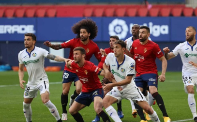 Aridane, Calleri, Gallego y Oier pelean en un córner por el balón ante los jugadores del Getafe