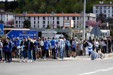 Cientos de aficionados de la Real Sociedad han aguardado en los márgenes de la carretera que conecta el aeropuerto de Hondarribia con San Sebastián para saludar a los campeones de la Copa del Rey.