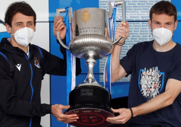 Cientos de aficionados de la Real Sociedad han aguardado en los márgenes de la carretera que conecta el aeropuerto de Hondarribia con San Sebastián para saludar a los campeones de la Copa del Rey.