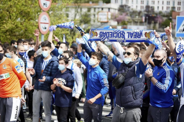 Cientos de aficionados de la Real Sociedad han aguardado en los márgenes de la carretera que conecta el aeropuerto de Hondarribia con San Sebastián para saludar a los campeones de la Copa del Rey.