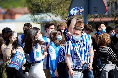 Cientos de aficionados de la Real Sociedad han aguardado en los márgenes de la carretera que conecta el aeropuerto de Hondarribia con San Sebastián para saludar a los campeones de la Copa del Rey.