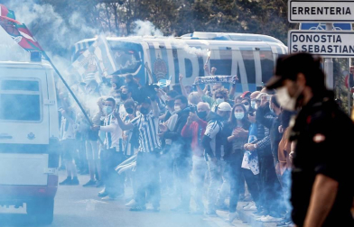 Cientos de aficionados de la Real Sociedad han aguardado en los márgenes de la carretera que conecta el aeropuerto de Hondarribia con San Sebastián para saludar a los campeones de la Copa del Rey.