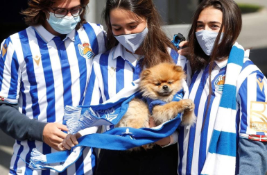 Cientos de aficionados de la Real Sociedad han aguardado en los márgenes de la carretera que conecta el aeropuerto de Hondarribia con San Sebastián para saludar a los campeones de la Copa del Rey.