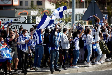 Cientos de aficionados de la Real Sociedad han aguardado en los márgenes de la carretera que conecta el aeropuerto de Hondarribia con San Sebastián para saludar a los campeones de la Copa del Rey.