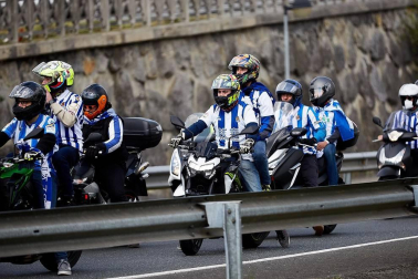 Cientos de aficionados de la Real Sociedad han aguardado en los márgenes de la carretera que conecta el aeropuerto de Hondarribia con San Sebastián para saludar a los campeones de la Copa del Rey.