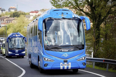 Cientos de aficionados de la Real Sociedad han aguardado en los márgenes de la carretera que conecta el aeropuerto de Hondarribia con San Sebastián para saludar a los campeones de la Copa del Rey.