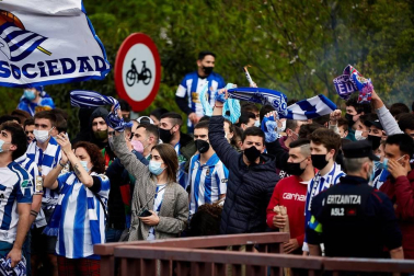 Cientos de aficionados de la Real Sociedad han aguardado en los márgenes de la carretera que conecta el aeropuerto de Hondarribia con San Sebastián para saludar a los campeones de la Copa del Rey.