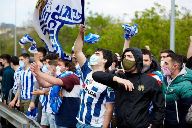 Cientos de aficionados de la Real Sociedad han aguardado en los márgenes de la carretera que conecta el aeropuerto de Hondarribia con San Sebastián para saludar a los campeones de la Copa del Rey.