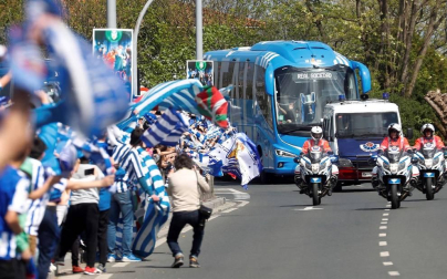 Cientos de aficionados de la Real Sociedad han aguardado en los márgenes de la carretera que conecta el aeropuerto de Hondarribia con San Sebastián para saludar a los campeones de la Copa del Rey.