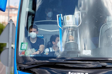 Cientos de aficionados de la Real Sociedad han aguardado en los márgenes de la carretera que conecta el aeropuerto de Hondarribia con San Sebastián para saludar a los campeones de la Copa del Rey.