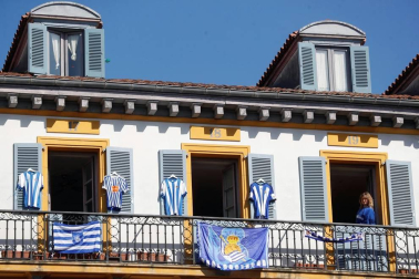 Cientos de aficionados de la Real Sociedad han aguardado en los márgenes de la carretera que conecta el aeropuerto de Hondarribia con San Sebastián para saludar a los campeones de la Copa del Rey.