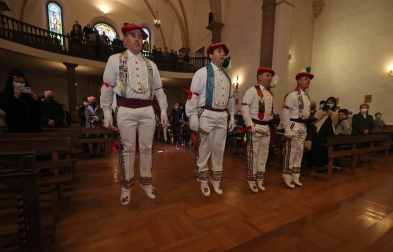 Cuatro bolantes bailan en Valcarlos en un día sin fiesta grande
