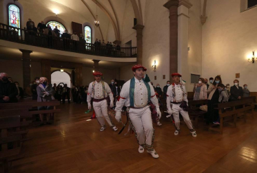 Cuatro bolantes bailan en Valcarlos en un día sin fiesta grande