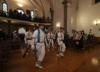 Cuatro bolantes bailan en Valcarlos en un día sin fiesta grande
