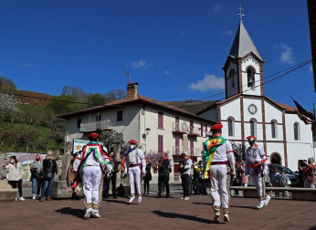 Cuatro bolantes bailan en Valcarlos en un día sin fiesta grande
