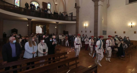Cuatro bolantes bailan en Valcarlos en un día sin fiesta grande