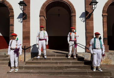 Cuatro bolantes bailan en Valcarlos en un día sin fiesta grande