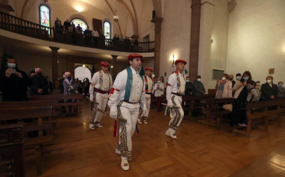 Cuatro bolantes bailan en Valcarlos en un día sin fiesta grande