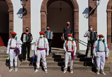 Cuatro bolantes bailan en Valcarlos en un día sin fiesta grande