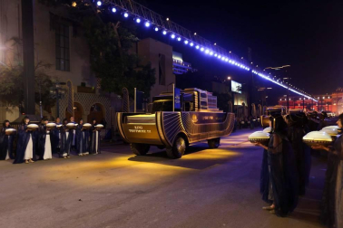 En un espectacular desfile, 22 momias de reyes y reinas del Imperio Nuevo (siglos XVI - XI a.C.) abandonaron este sábado el Museo Egipcio y recorrieron El Cairo a bordo de vehículos blindados con decoración faraónica, acompañados por guardas a caballo y sacerdotes como en la antigüedad.
