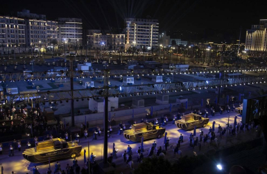 En un espectacular desfile, 22 momias de reyes y reinas del Imperio Nuevo (siglos XVI - XI a.C.) abandonaron este sábado el Museo Egipcio y recorrieron El Cairo a bordo de vehículos blindados con decoración faraónica, acompañados por guardas a caballo y sacerdotes como en la antigüedad.
