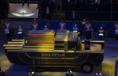 En un espectacular desfile, 22 momias de reyes y reinas del Imperio Nuevo (siglos XVI - XI a.C.) abandonaron este sábado el Museo Egipcio y recorrieron El Cairo a bordo de vehículos blindados con decoración faraónica, acompañados por guardas a caballo y sacerdotes como en la antigüedad.