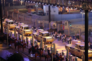 En un espectacular desfile, 22 momias de reyes y reinas del Imperio Nuevo (siglos XVI - XI a.C.) abandonaron este sábado el Museo Egipcio y recorrieron El Cairo a bordo de vehículos blindados con decoración faraónica, acompañados por guardas a caballo y sacerdotes como en la antigüedad.