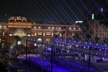 En un espectacular desfile, 22 momias de reyes y reinas del Imperio Nuevo (siglos XVI - XI a.C.) abandonaron este sábado el Museo Egipcio y recorrieron El Cairo a bordo de vehículos blindados con decoración faraónica, acompañados por guardas a caballo y sacerdotes como en la antigüedad.