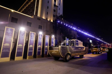 En un espectacular desfile, 22 momias de reyes y reinas del Imperio Nuevo (siglos XVI - XI a.C.) abandonaron este sábado el Museo Egipcio y recorrieron El Cairo a bordo de vehículos blindados con decoración faraónica, acompañados por guardas a caballo y sacerdotes como en la antigüedad.