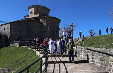 Salida del Ángel San Miguel de Aralar del santuario