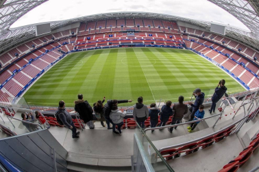 Imágenes de la primera visita guiada para socios al estadio de El Sadar tras su reforma.
