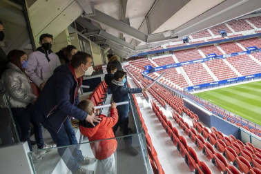 Imágenes de la primera visita guiada para socios al estadio de El Sadar tras su reforma.