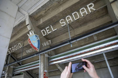 Imágenes de la primera visita guiada para socios al estadio de El Sadar tras su reforma.