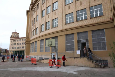 Este sábado, 10 de abril, se abre como centro de vacunación contra el Covid-19 el antiguo Colegio de Maristas, en Pamplona. Se trata de un espacio muy amplio con una importante capacidad para la administración de vacunas. Esta instalación se une a las ya utilizadas con este fin en la comarca de Pamplona, el polideportivo de la UPNA y Forem,