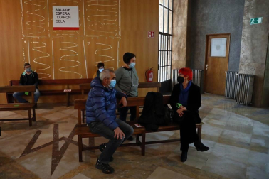 Este sábado, 10 de abril, se ha abierto como centro de vacunación contra el Covid-19 el antiguo Colegio de Maristas, en Pamplona. Se trata de un espacio muy amplio con una importante capacidad para la administración de vacunas. Esta instalación se une a las ya utilizadas con este fin en la comarca de Pamplona, el polideportivo de la UPNA y Forem,