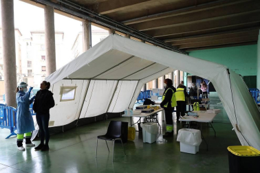Este sábado, 10 de abril, se ha abierto como centro de vacunación contra el Covid-19 el antiguo Colegio de Maristas, en Pamplona. Se trata de un espacio muy amplio con una importante capacidad para la administración de vacunas. Esta instalación se une a las ya utilizadas con este fin en la comarca de Pamplona, el polideportivo de la UPNA y Forem,