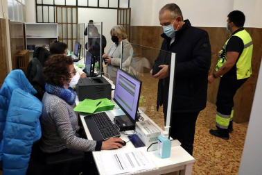 Este sábado, 10 de abril, se ha abierto como centro de vacunación contra el Covid-19 el antiguo Colegio de Maristas, en Pamplona. Se trata de un espacio muy amplio con una importante capacidad para la administración de vacunas. Esta instalación se une a las ya utilizadas con este fin en la comarca de Pamplona, el polideportivo de la UPNA y Forem,