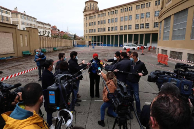 Este sábado, 10 de abril, se ha abierto como centro de vacunación contra el Covid-19 el antiguo Colegio de Maristas, en Pamplona. Se trata de un espacio muy amplio con una importante capacidad para la administración de vacunas. Esta instalación se une a las ya utilizadas con este fin en la comarca de Pamplona, el polideportivo de la UPNA y Forem,